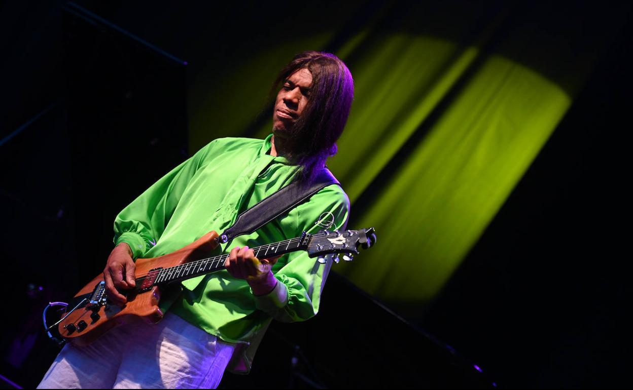 El guitarrista norteamericano Stanley Jordan abrió este martes el Universijazz.