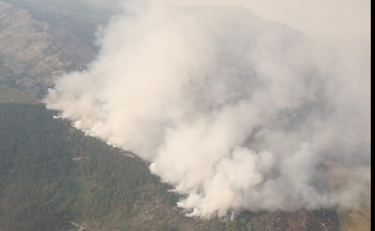 Imagen aérea del fuego en Candelario