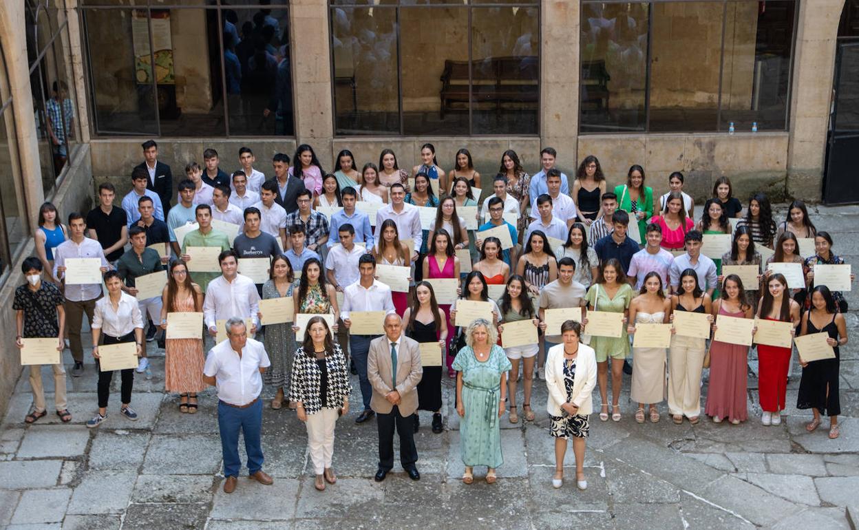 Foto de familia de los estudiantes premiados. 