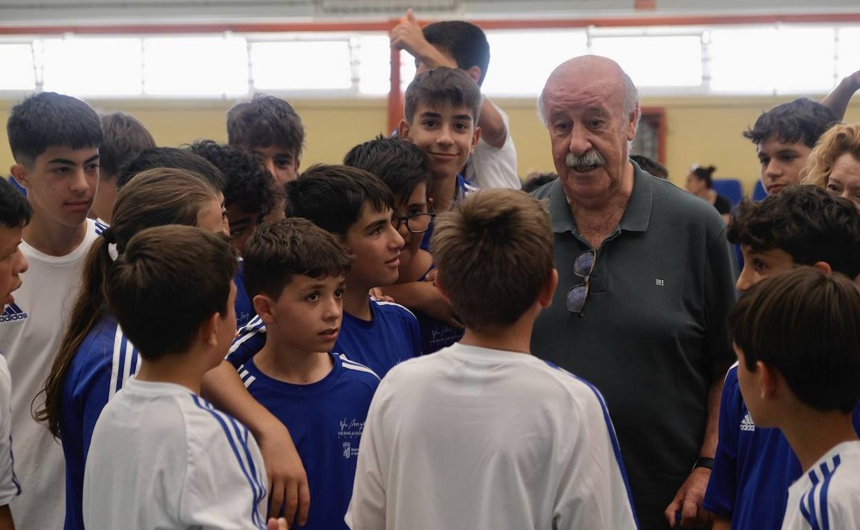 El exseleccionador nacional de fútbol Vicente del Bosque visita su campus en Salamanca.