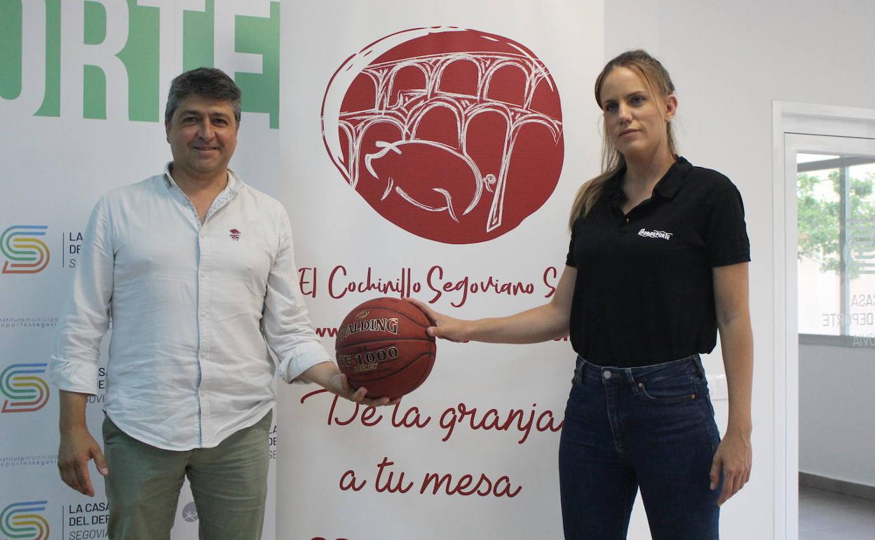 Jorge Bernabé. (i) y Maria Martín,, durante la presentación del patrocinador del equipo. 