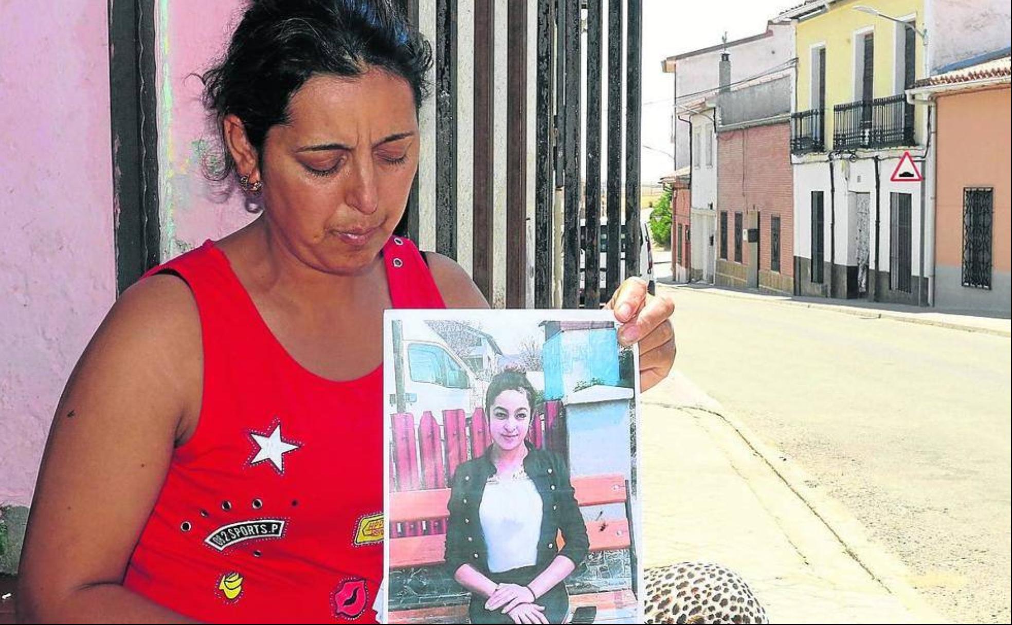 Blasbu Daniela, la madre de la menor desaparecida, sostiene una foto de su hija, en 2019.