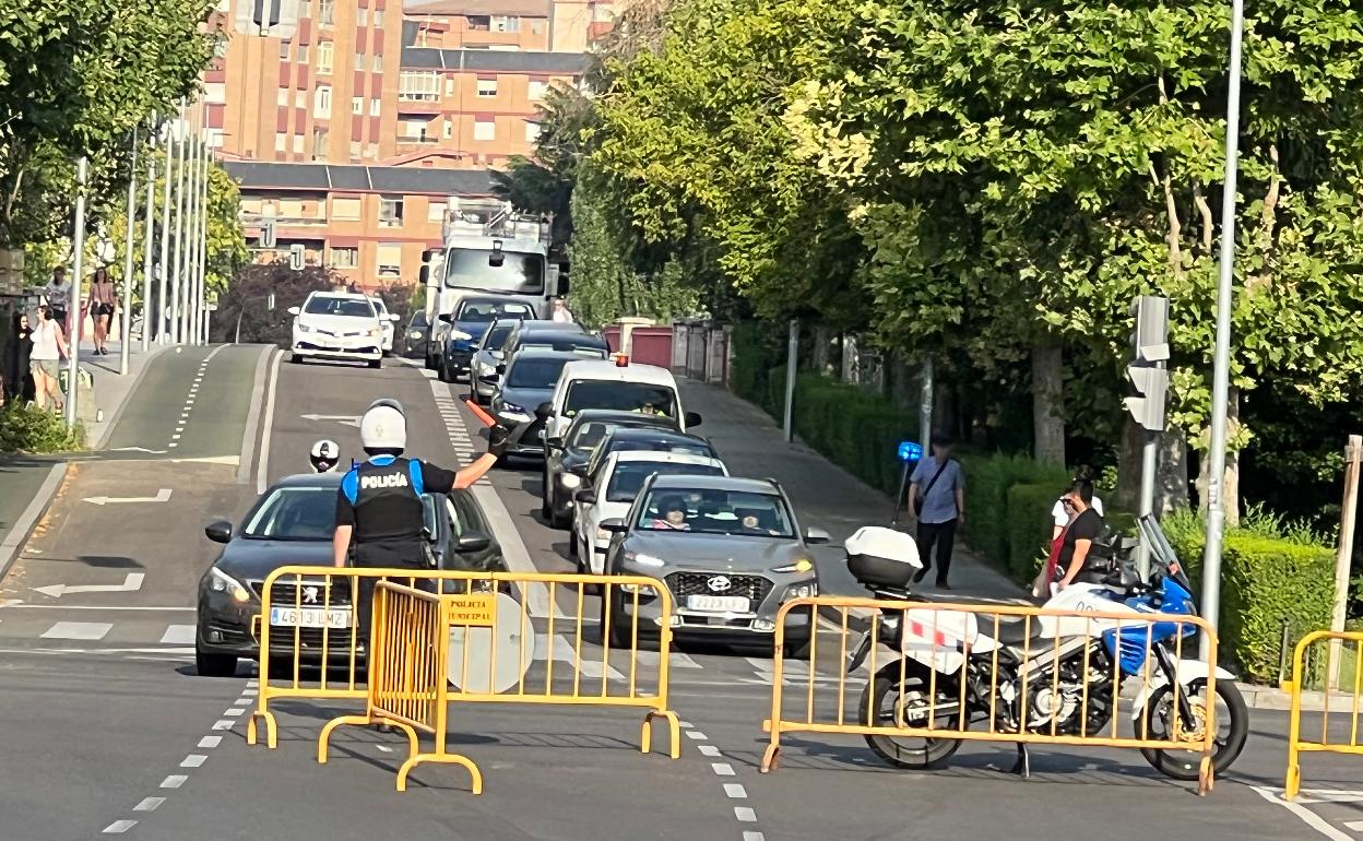 Un policía municipal desvía el tráfico a las 9:00 de hoy en el puente del Poniente.