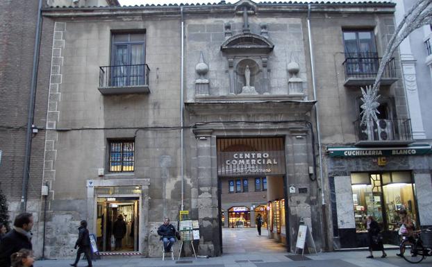 Entrada desde la calle Santiago a la pequeña plaza donde se esconde el convento de Las Francesas.