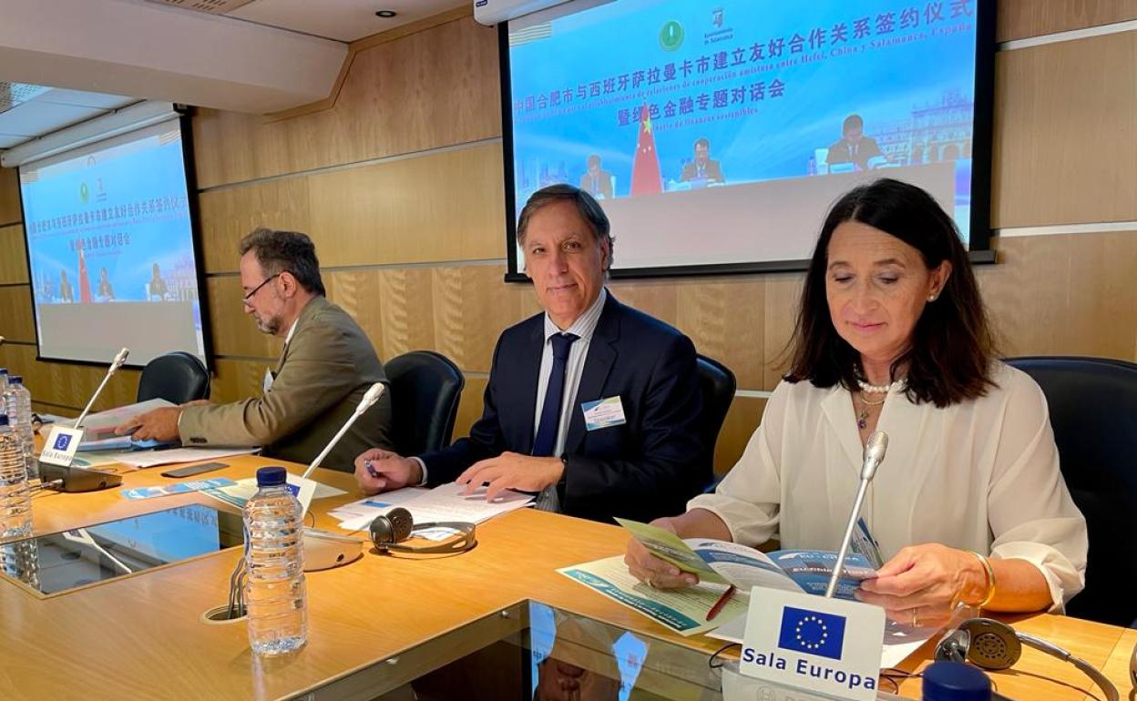 De izda. a dcha. El presidente de EU China-Trust, Augusto Soto; el alcalde de Salamanca, Carlos GarcíaCarbayo, y Rosa Cervera, presidenta de Cátedra China