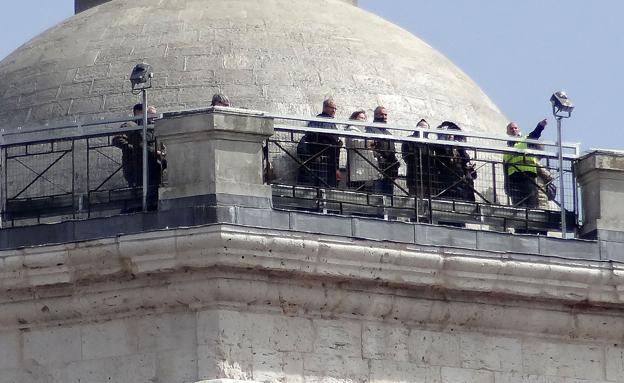 Visitantes se asoman a ver las vistas de Valladolid desde la torre de la Catedral.