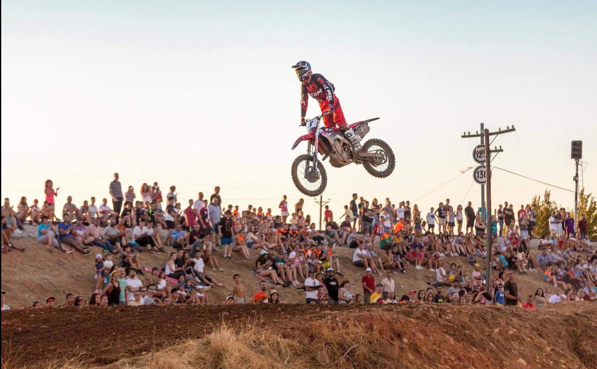 Uno de los pilotos realiza un salto durante un anterior campeonato en Campo de San Pedro.