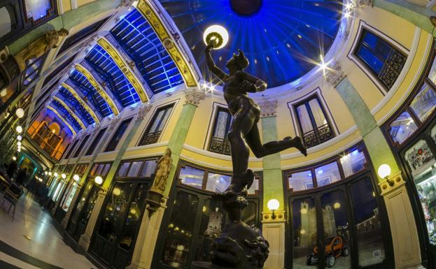 La estatua de Mercurio, en el pasaje Gutiérrez, en la imagen ganadora del concurso de fotografias sobre el entorno y organizado por El Norte