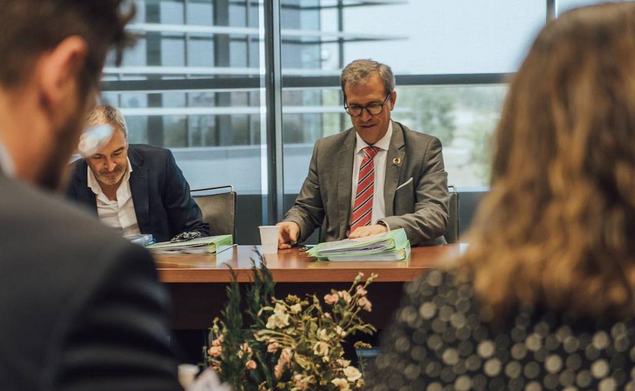 El consejero de Industria, Comercio y Empleo, Mariano Veganzones, durante la reunión de ayer.