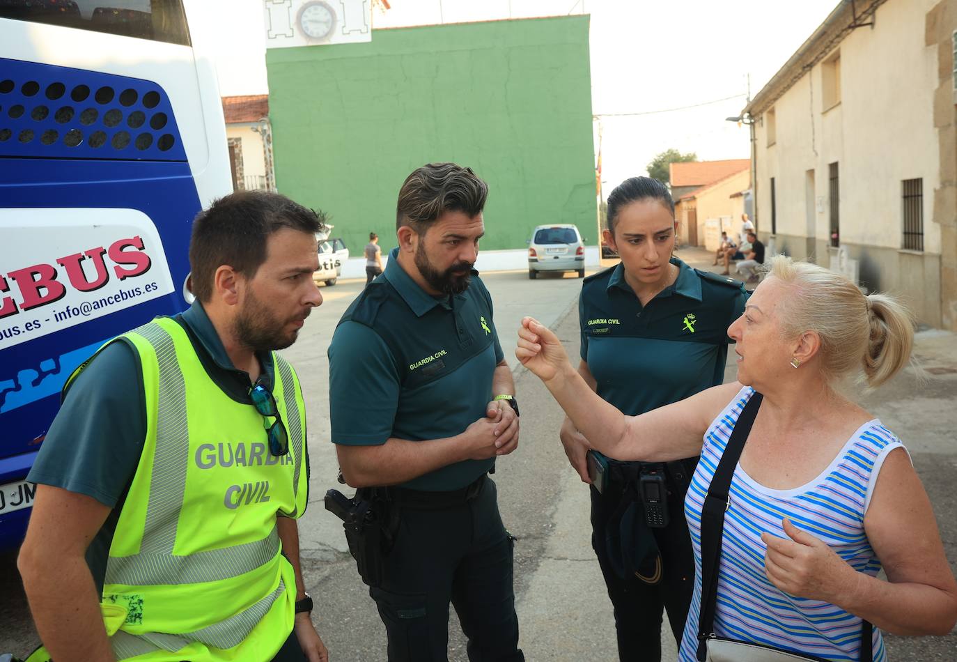 La Guardia Civil conversa con los vecinos para organizar el desalojo.