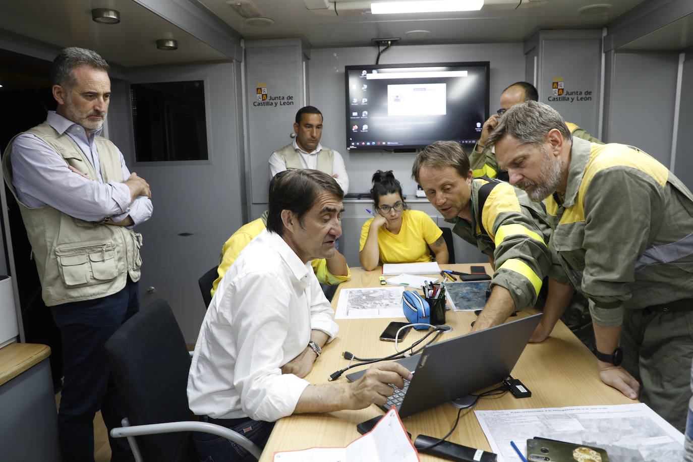 La Guardia Civil conversa con los vecinos para organizar el desalojo.