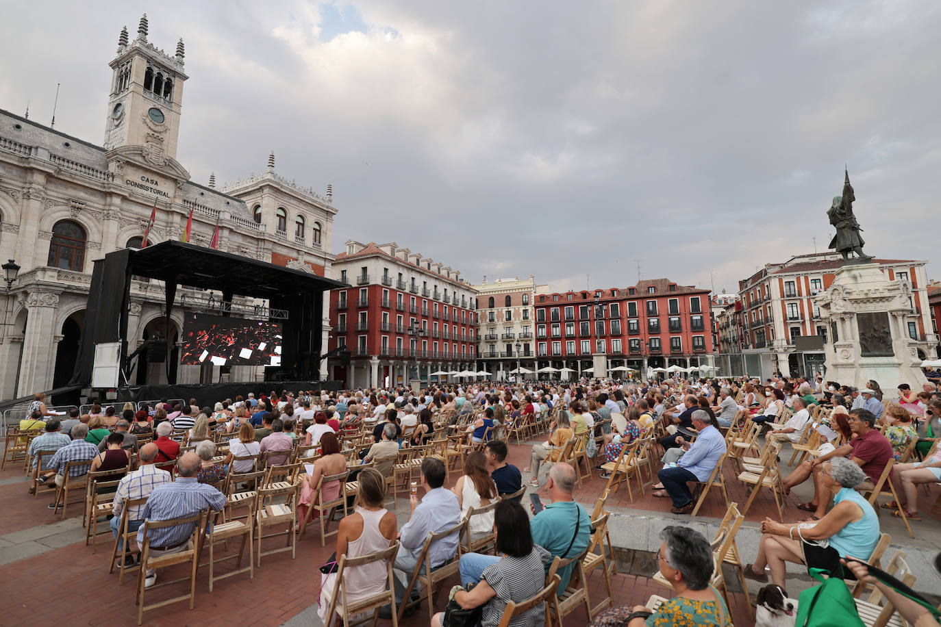 Proyección de 'Nabucco', en la Plaza mayor de Valladolid. 
