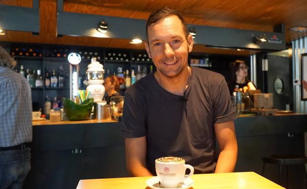 El hostelero Gustavo López mostrando uno de sus cafés más especiales, el capuchino 