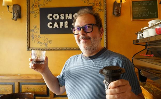 Juanjo Rodríguez con su café más especial, el café Aeropress. 