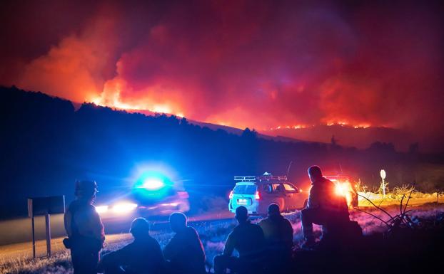 El avance del incendio de Monsagro obliga al desalojo de otros dos pueblos y corta una carretera