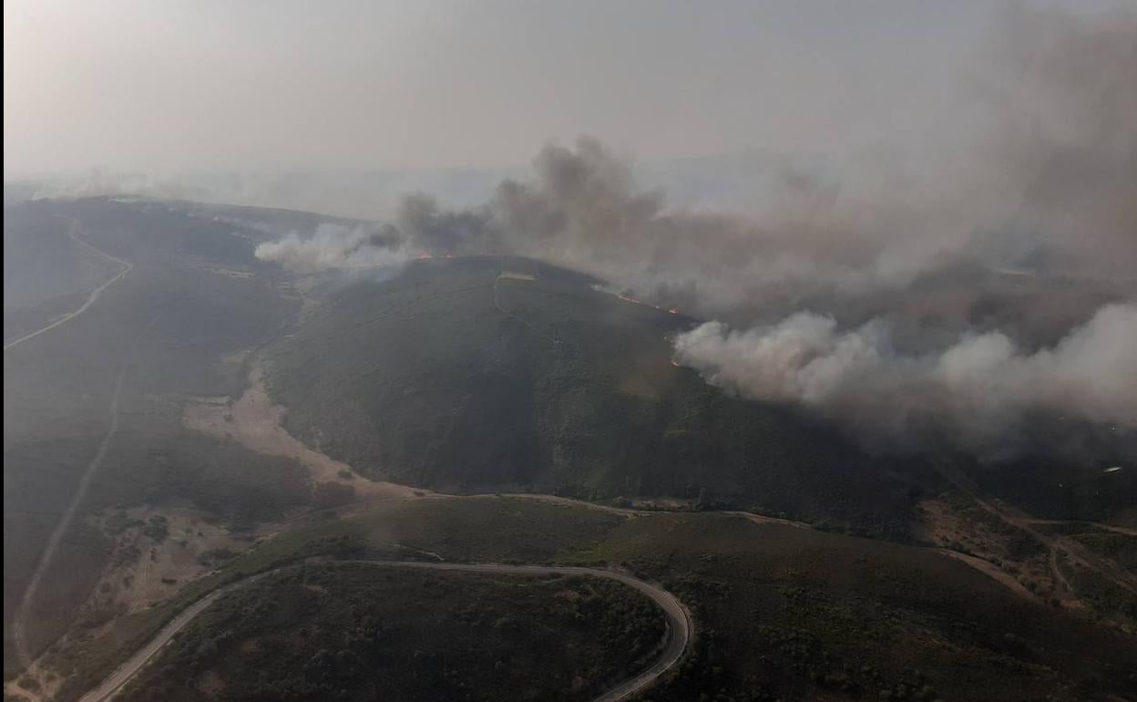 Vista del incendio forestal en Figueruela de Arriba.