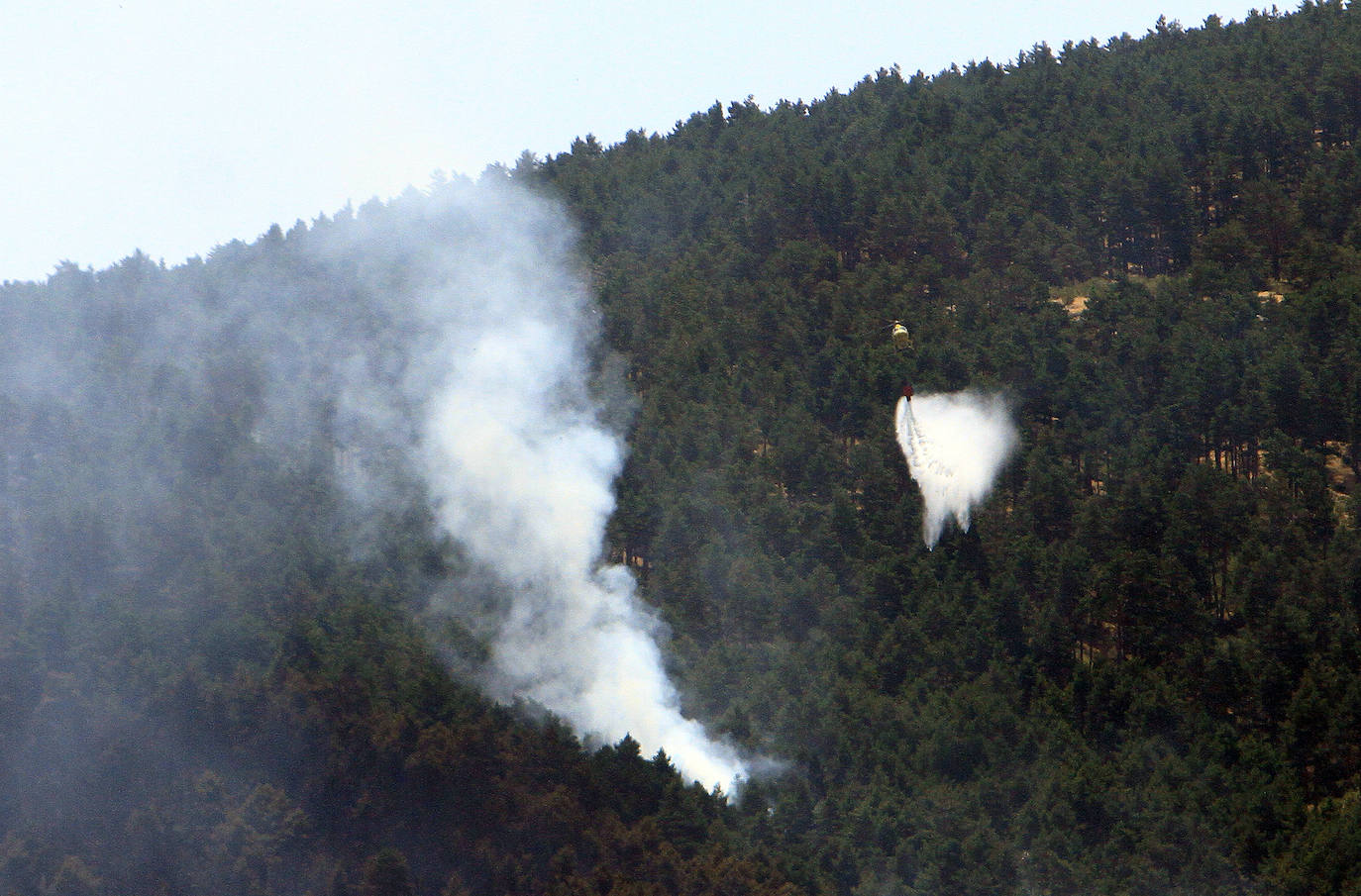 Focos internos mantienen activo el incendio de Navafría