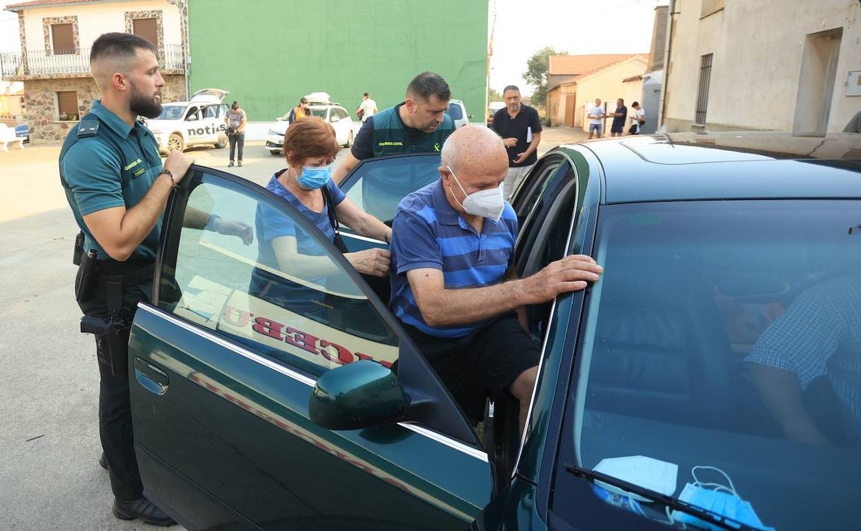 Varios vecinos de Morasverdes junto a agentes de la Guardia Civil. 