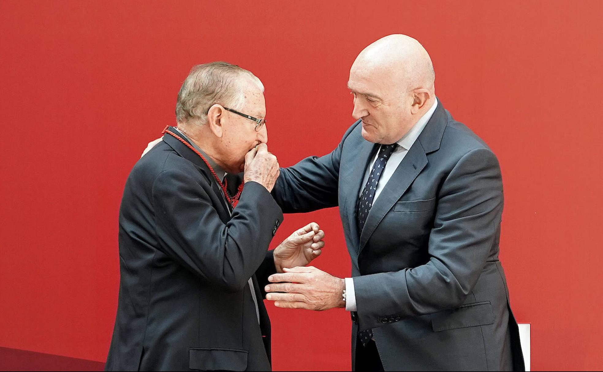 Nicolás Castellanos y Jesús Julio Carnero se funden este viernes en un abrazo.