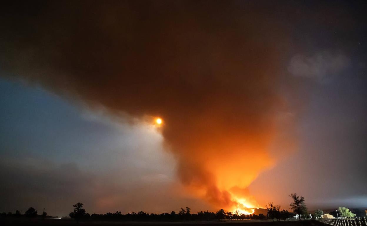 Reabren dos tramos de carretera cortados por el incendio de Monsagro