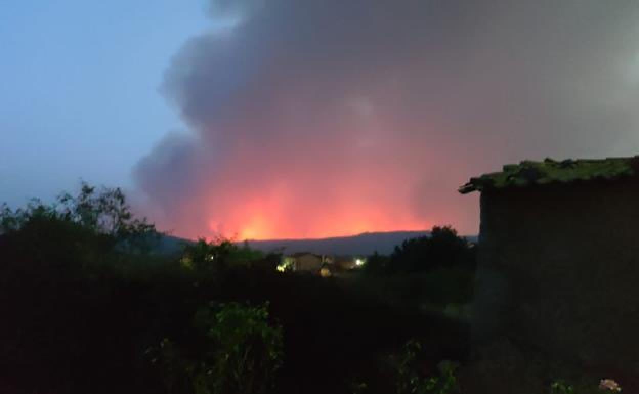 El incendio visto desde el entorno de Tábara.