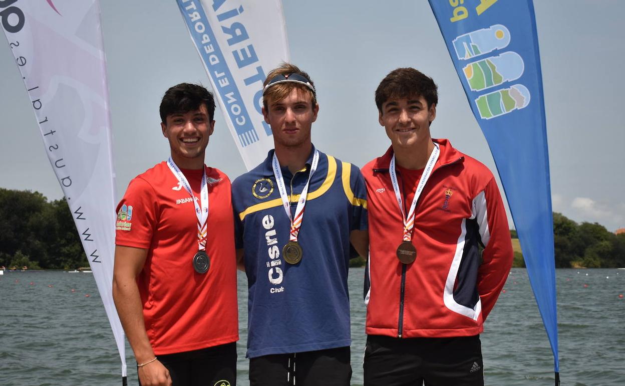 Marcos Caballero, en el centro del podio con la medalla de oro al cuello de la prueba K1 1.000. 