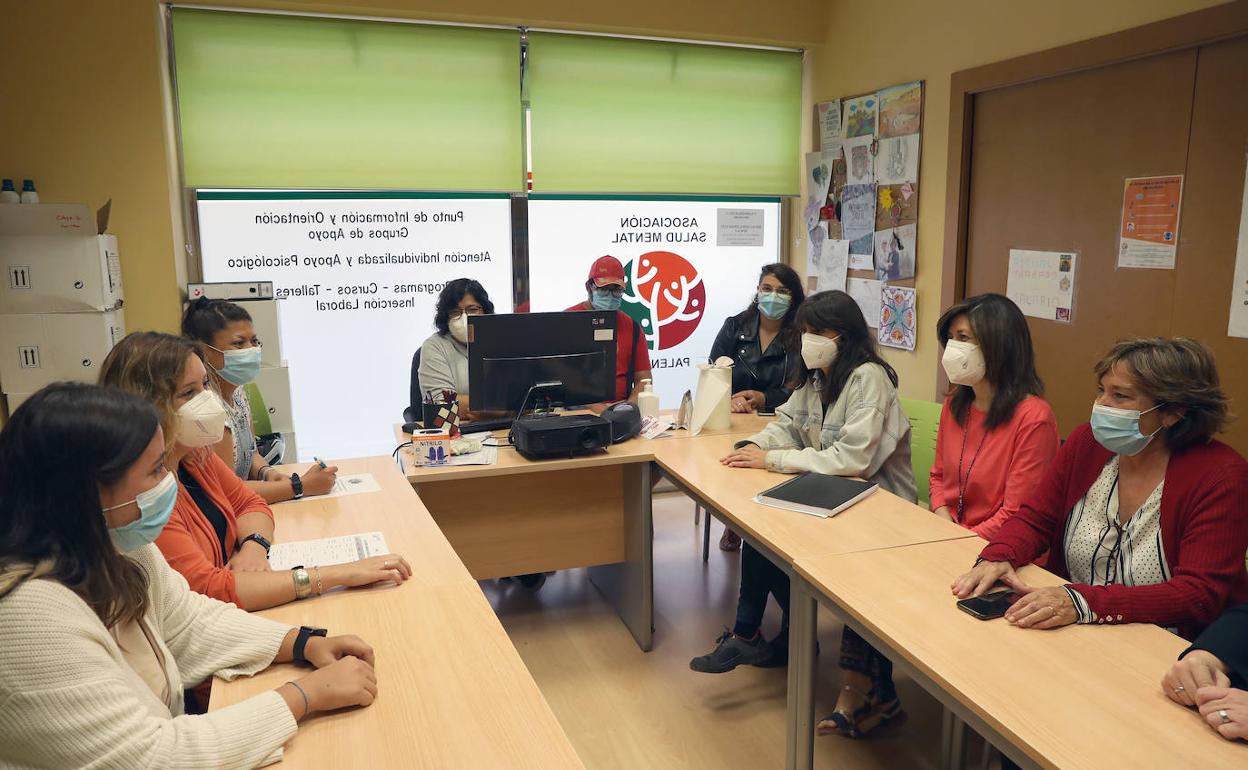 Trabajadores de la Asociación Salud Mental de Palencia, en una reunión en sus instalaciones de Asterio Mañanós. 