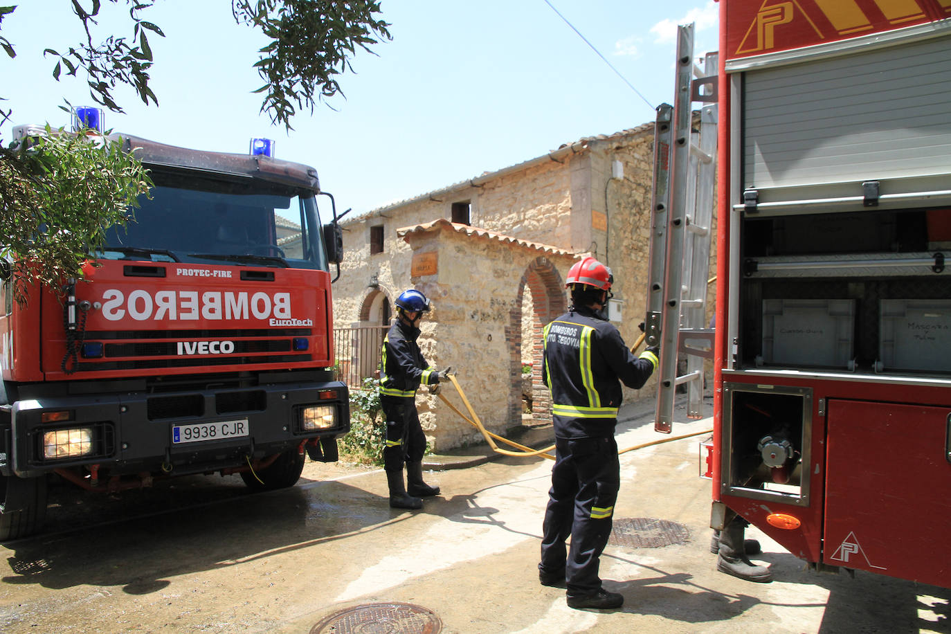 Terreno arrasado por las llamas que llegaron a entrar en el núcleo de Torre Val y destruir dos pajares y una casa. 