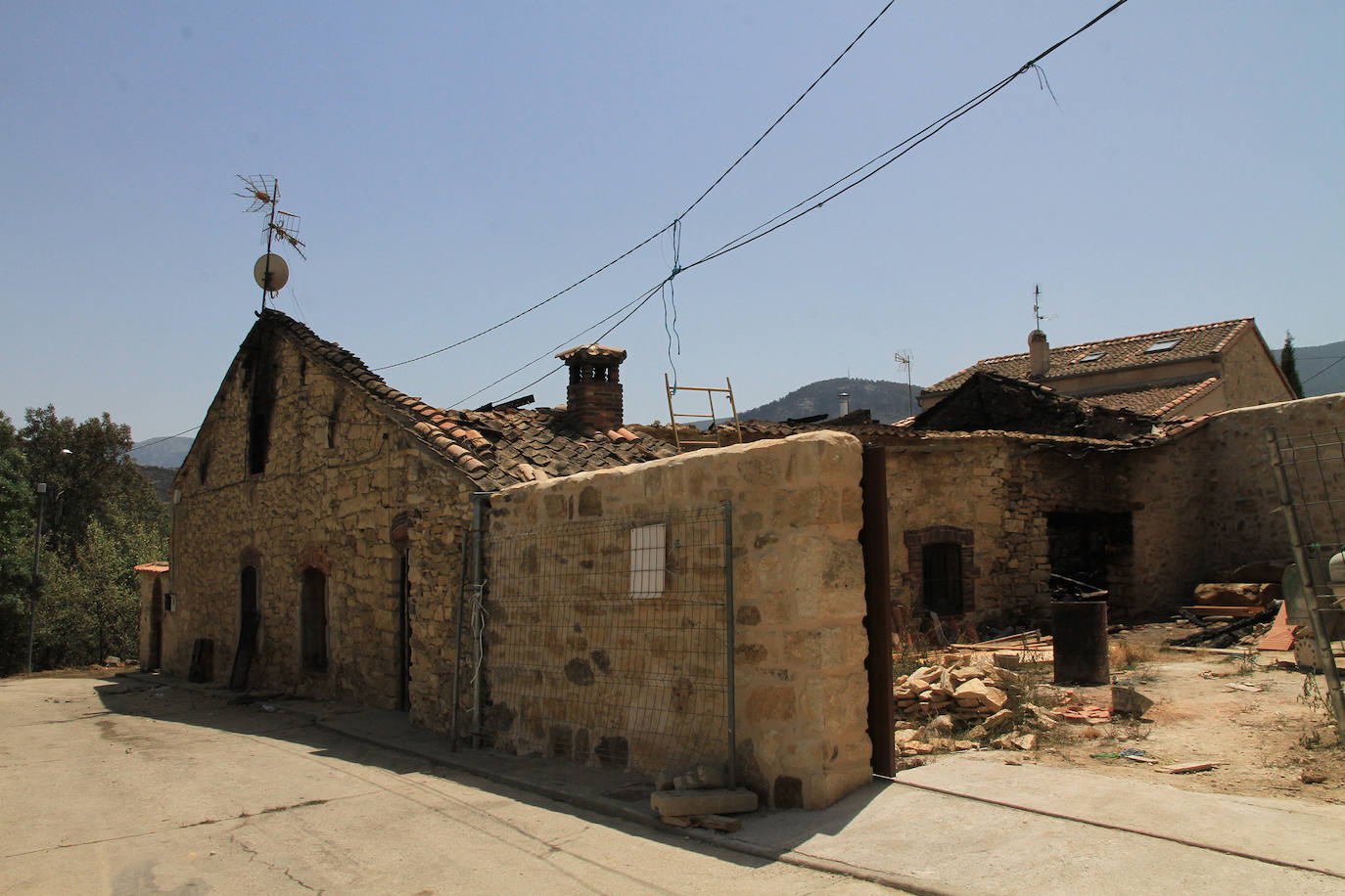 Terreno arrasado por las llamas que llegaron a entrar en el núcleo de Torre Val y destruir dos pajares y una casa. 