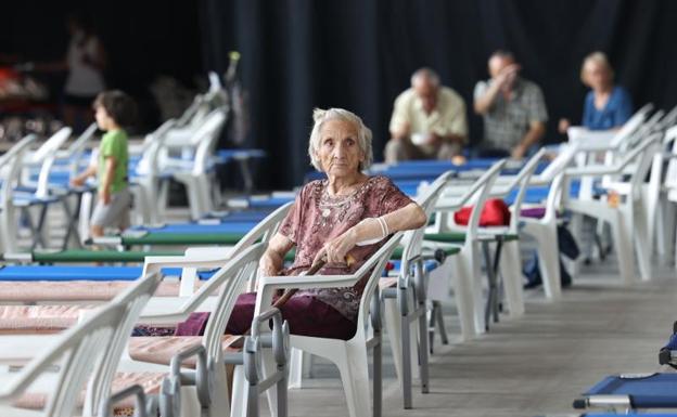 Una mujer espera a sus familiares.