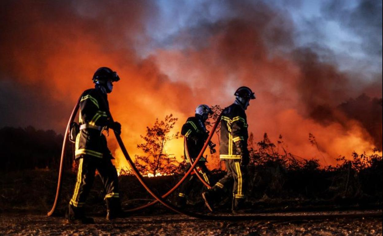 Bomberos trabajan en la extinción de los fuegos en el suroeste de Francia. 