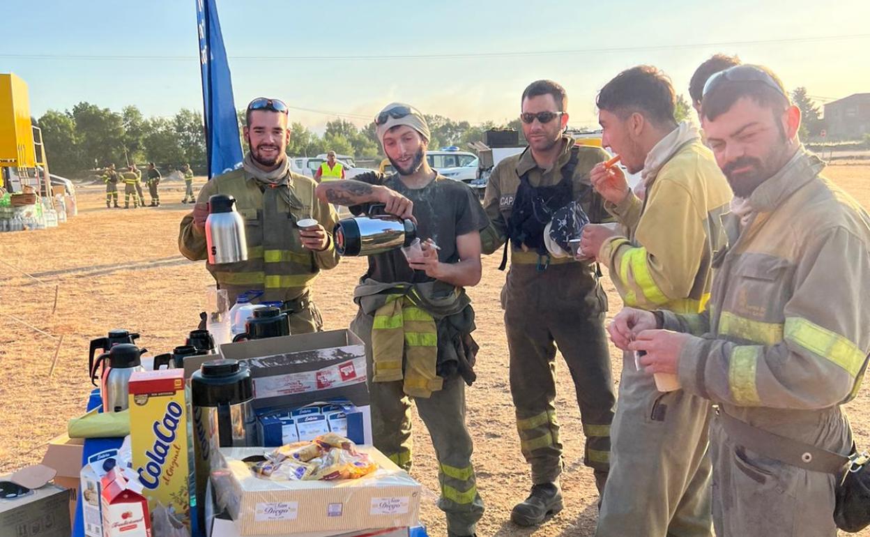 Los agentes desayunando esta mañana en Tábara con los alimentos proporcionados por WCKitchen. 