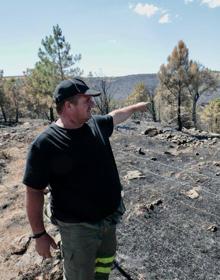 Imagen secundaria 2 - Los bomberos acuden al punto del incendio.