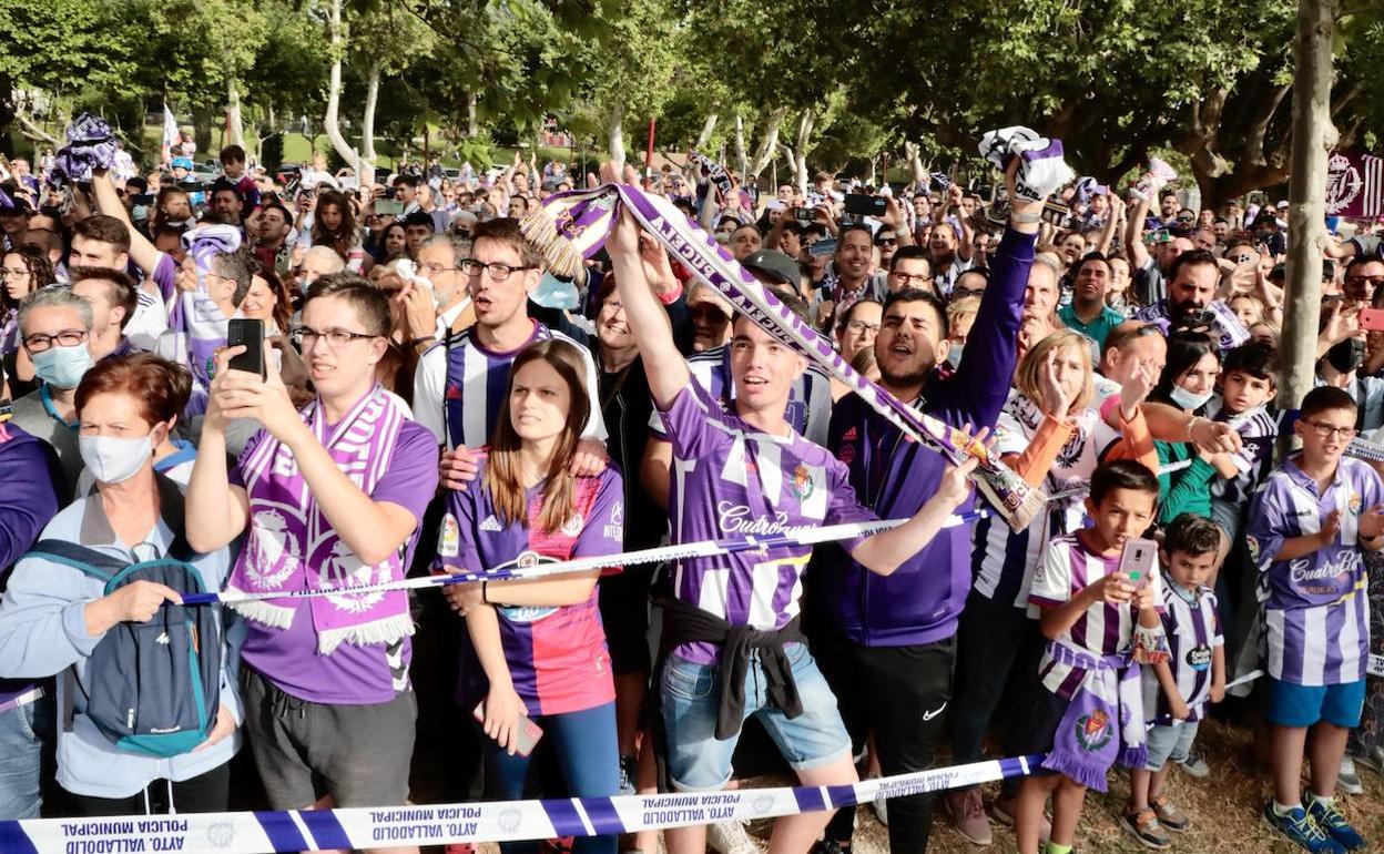 Seguidores del Real Valladolid durante la celebración del ascenso. 