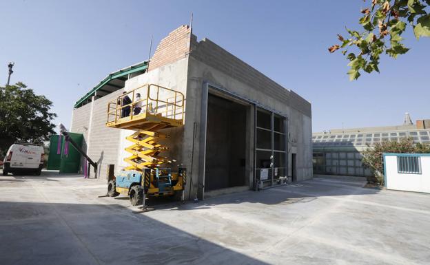 Nave que alberga el nuevo sistema de biomasa forestal en la Escuela de Agrarias.