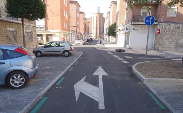 Salida de Falla hacia la prolongación de la misma calle, que también se ha urbanizado, en sentido a la iglesia de la plaza del Doctor Quemada, en la que se permite el giro hacia Vicente Goicoechea. 