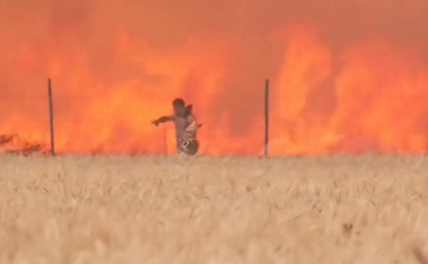 Ángel Martín huye de las llamas del incendio de Tábara. 