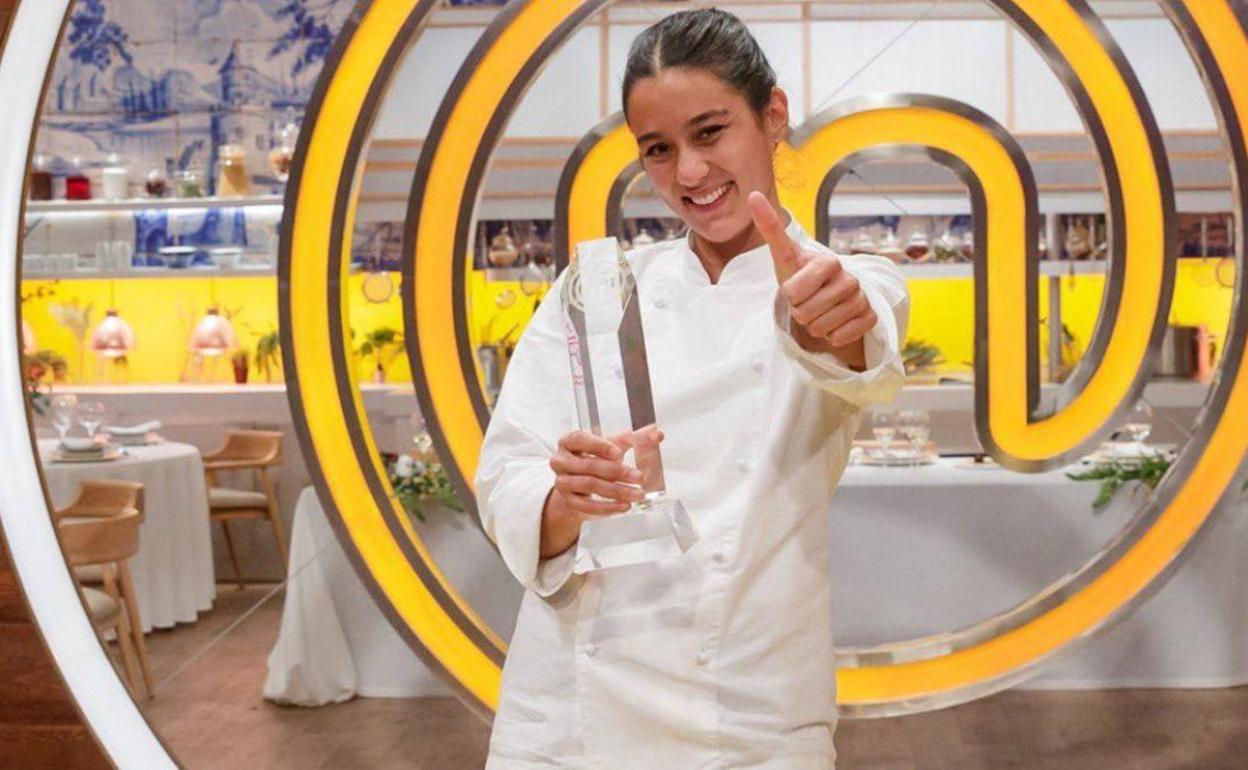 María Lo, con su trofeo de ganadora. 