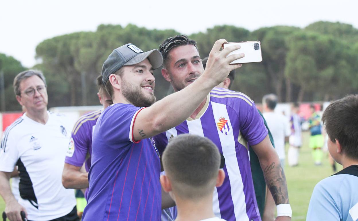 Un seguidor del Real Valladolid se hace una foto con Sergio León en Tordesillas. 