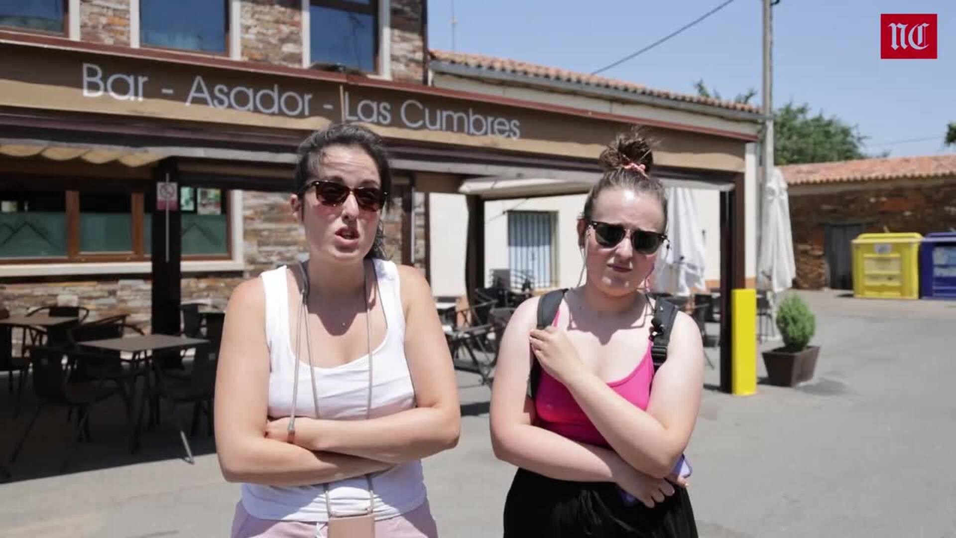 Dos vecinas de Tábara llevan comida y agua a los brigadistas que luchan contra las llamas en Zamora