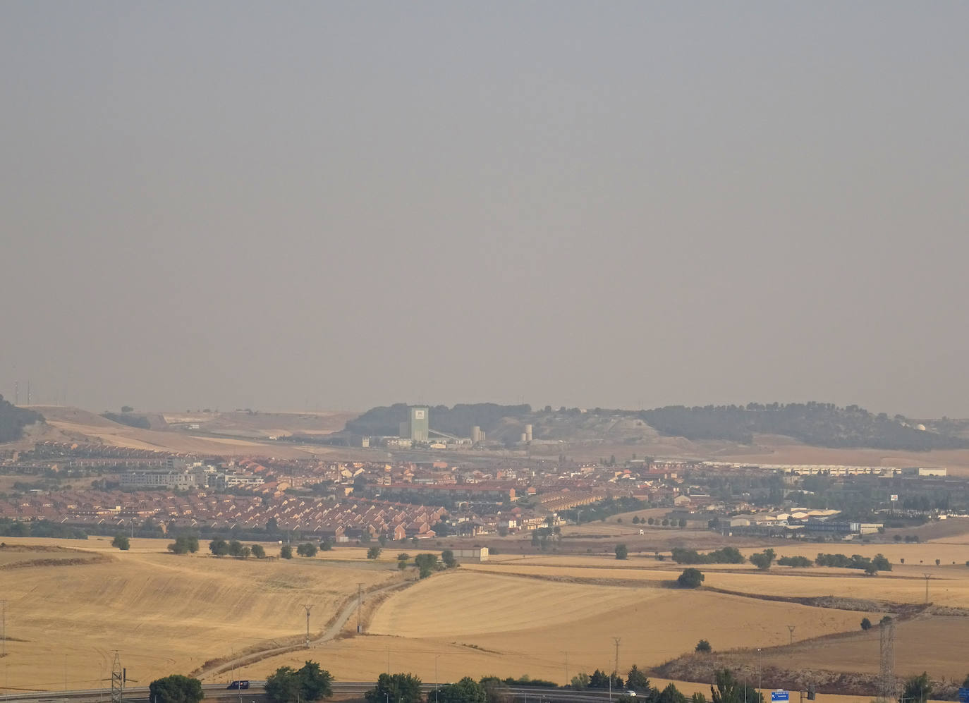 Fotos: El humo de los incendios de Zamora, Ávila y León llega hasta Valladolid capital