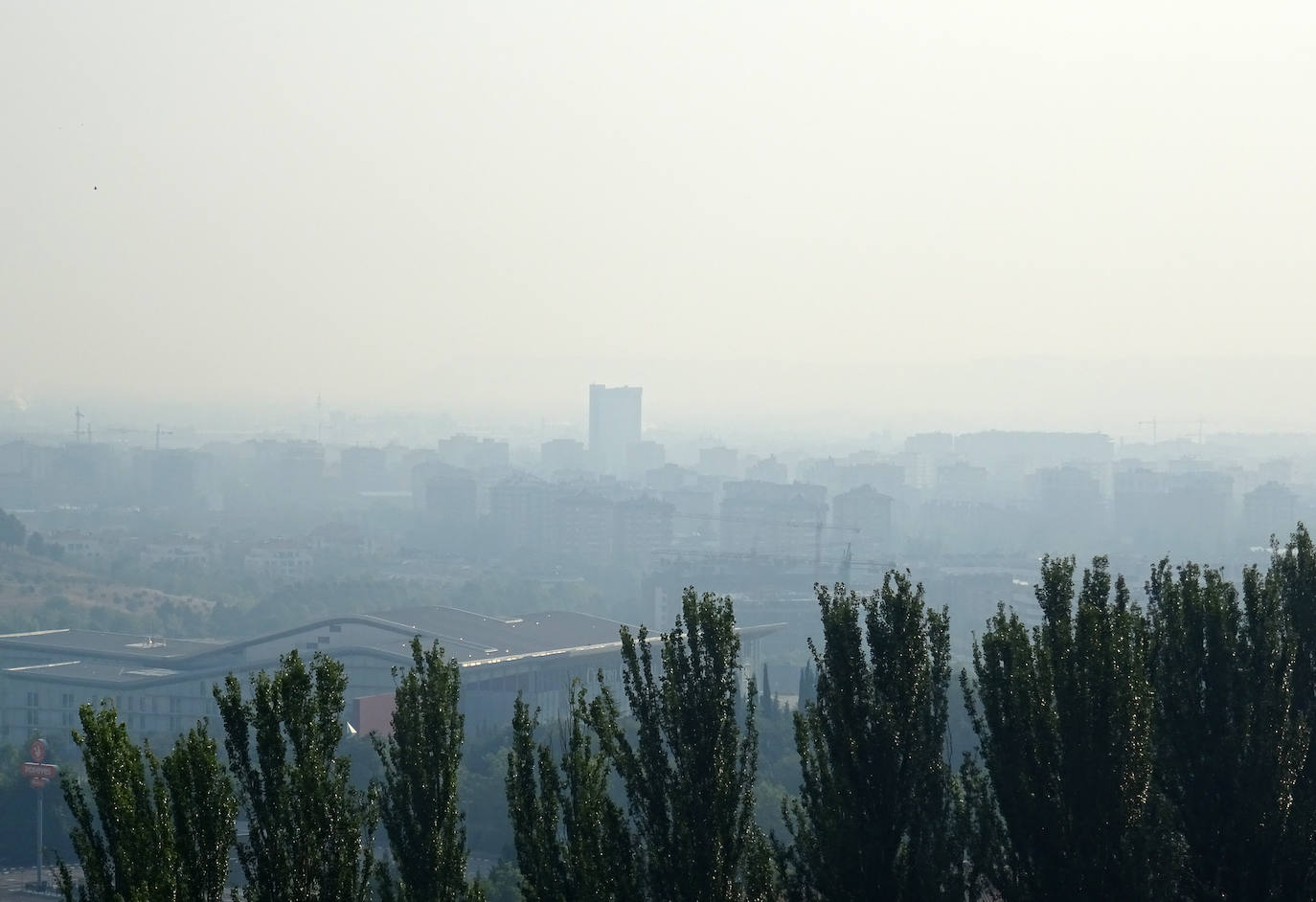 Fotos: El humo de los incendios de Zamora, Ávila y León llega hasta Valladolid capital