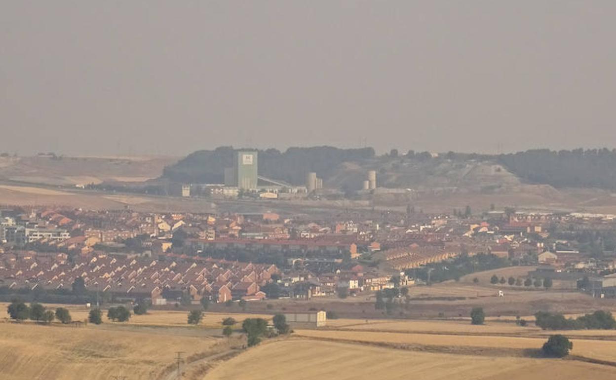 La ciudad cubierta de una neblina del humo procedente de los incendios cercanos.