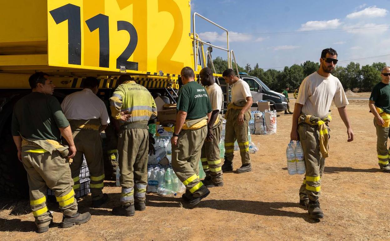 Brigadistas del operativo contra incendios recogen agua en Zamora.