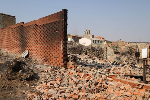 Fotos: Desolación e incredulidad de los vecinos de San Martín de Tábara al ver el paisaje