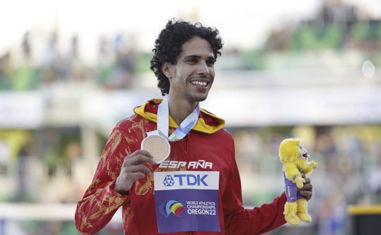 Mohamed Katir celebra la medalla de bronce. 