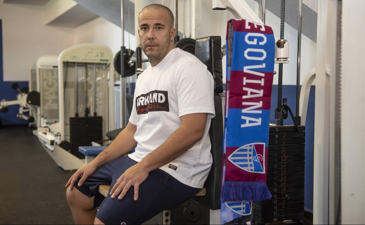 Nacho Gonzalo, en el gimnasio del pabellón Pedro Delgado, con la bufanda de la Gimnástica. 