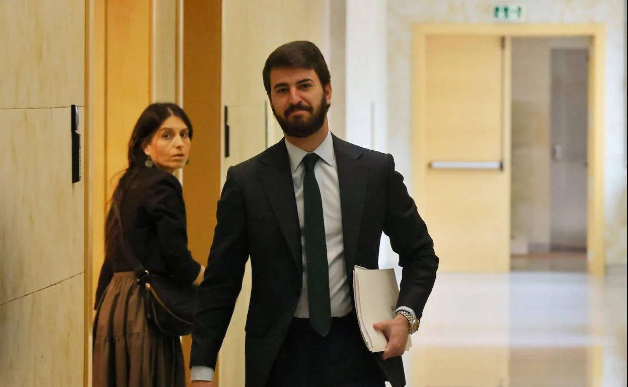 Juan García-Gallardo, en los pasillos de las Cortes de Castilla y León, junto a Montserrat Lluís, directora que coordina la comunicación del vicepresidente.