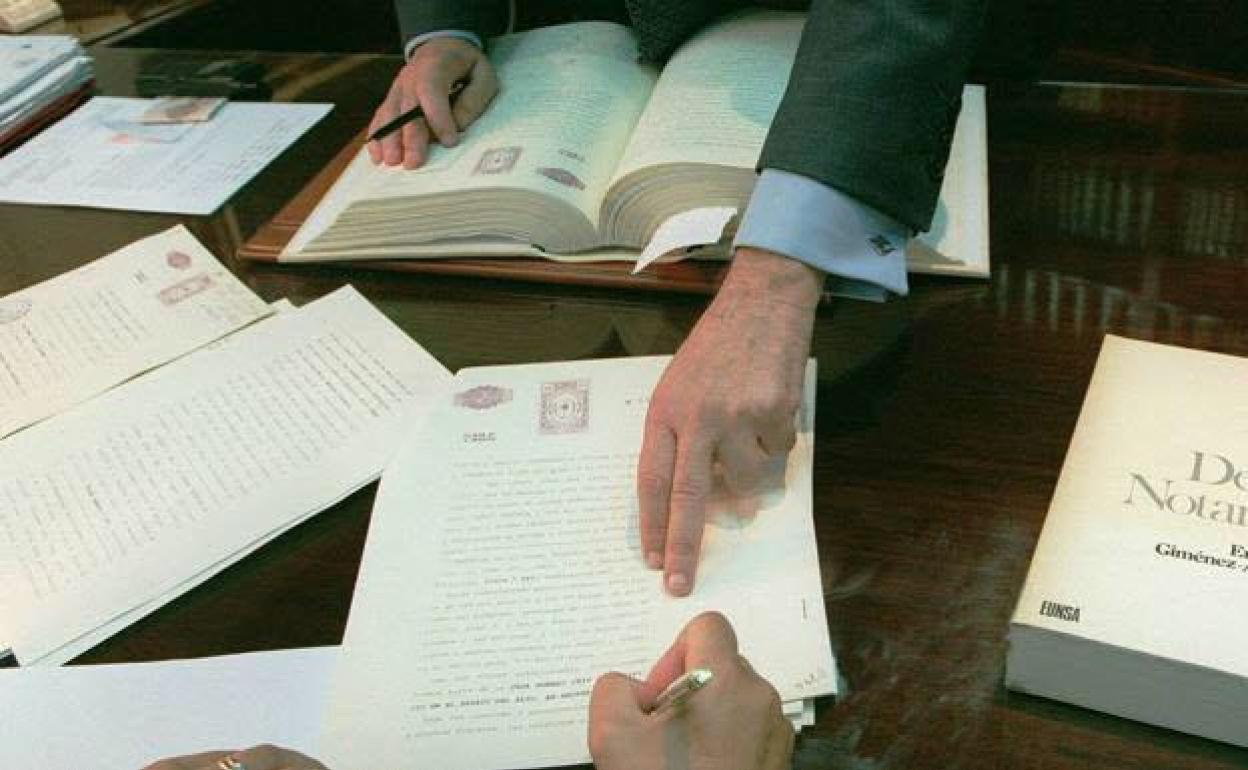 Firma de una escritura en el despacho de un notario. 
