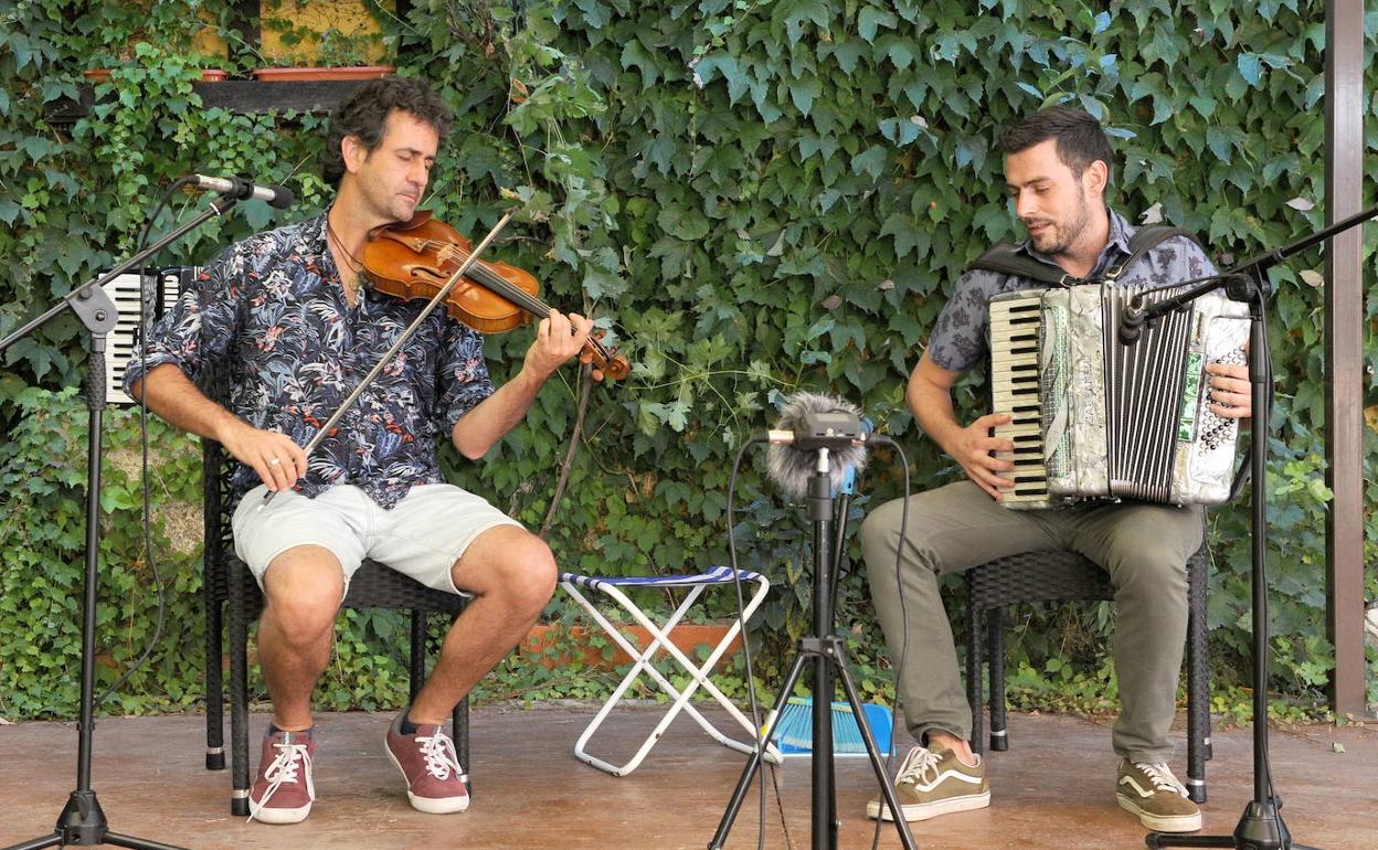 Diego y Jorge, integrantes de Fetén Fetén, durante la grabación de un tema. 